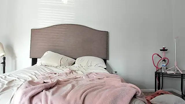 yiauana online show from September 18, 2025, 2:19 pm