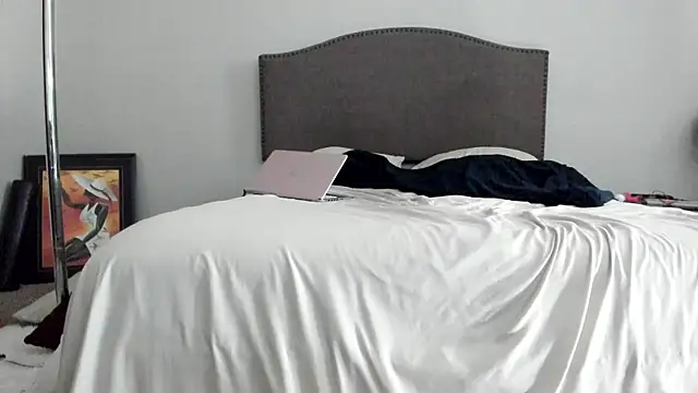 yiauana online show from October 3, 2025, 10:45 am