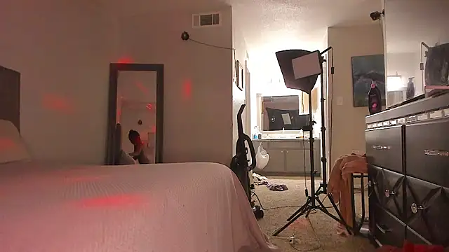 yiauana online show from April 19, 2026, 12:04 pm