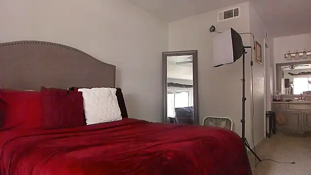 yiauana online show from April 21, 2026, 8:12 pm