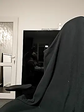 AvaLloyd online show from November 11, 2025, 3:50 am