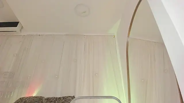 Petite Lucie online show from January 30, 2025, 6:54 pm