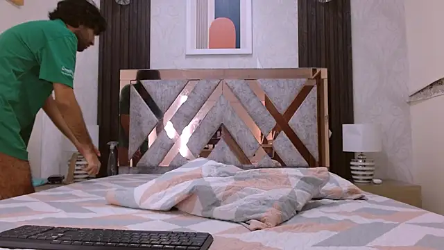 MilanZaire online show from December 24, 2024, 11:00 pm