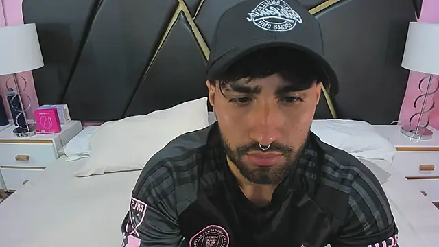 MilanZaire online show from November 26, 2025, 12:33 am