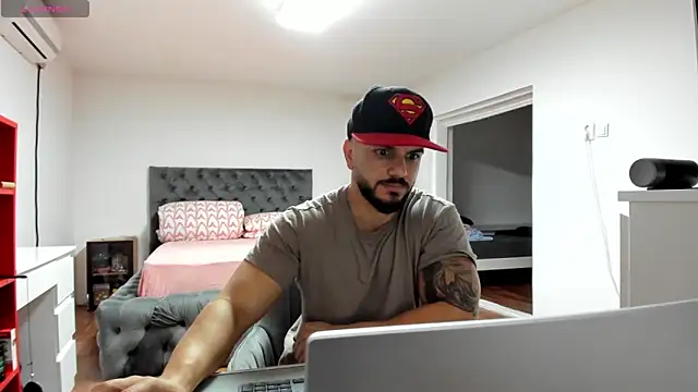 supermanboy94 online show from November 11, 2025, 7:08 am