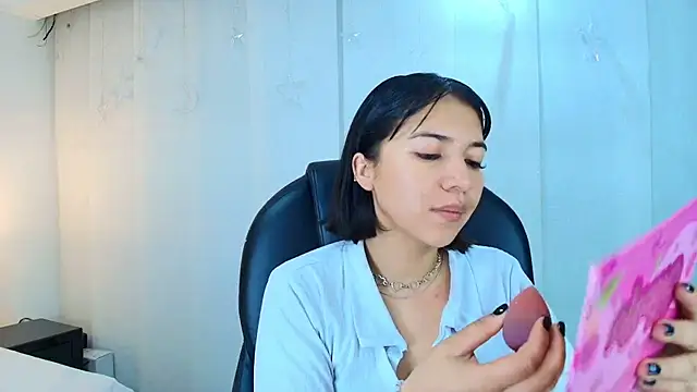 lina bedoya  online show from December 3, 2025, 11:30 am