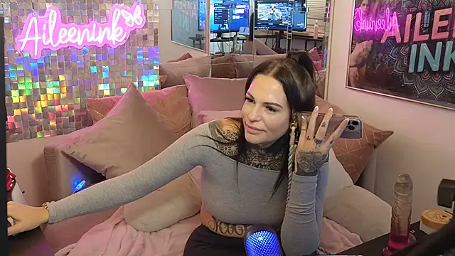 Snapshot of AileenInkOfficial chatting on February 7, 2025, 7:49 pm AileenInkOfficial online show from February 7, 2025, 7:49 pm