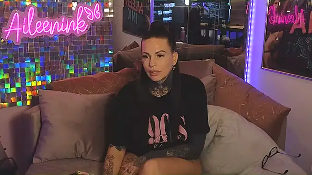 Snapshot of AileenInkOfficial chatting on February 9, 2025, 3:53 am AileenInkOfficial online show from February 9, 2025, 3:53 am