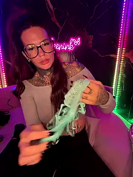 Snapshot of AileenInkOfficial chatting on October 19, 2025, 7:14 pm AileenInkOfficial online show from October 19, 2025, 7:14 pm