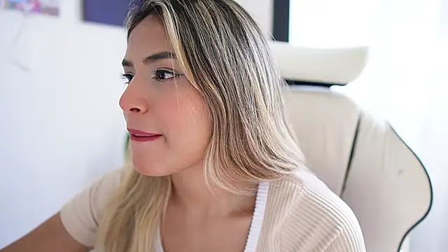 SaraParisi online show from January 21, 2025, 9:04 pm