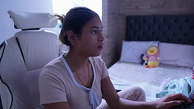 SaraParisi online show from March 15, 2025, 4:43 pm