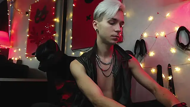 Joseph  Quinn online show from December 22, 2024, 12:16 pm