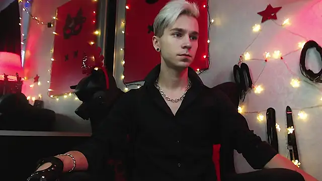 Joseph  Quinn online show from December 26, 2024, 8:07 am