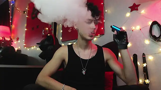 Joseph  Quinn online show from December 27, 2024, 3:48 pm