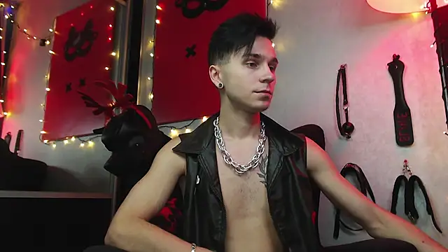 Joseph  Quinn online show from January 5, 2025, 2:52 pm