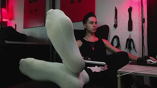 Joseph  Quinn online show from January 17, 2025, 2:50 pm