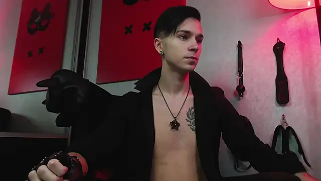 Joseph  Quinn online show from February 4, 2025, 8:02 am