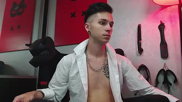 Joseph  Quinn online show from March 11, 2025, 11:23 am