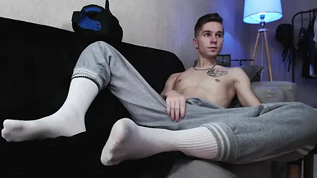 Joseph  Quinn online show from November 16, 2025, 8:09 am