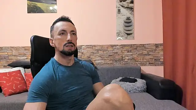 HotHunkTrainer online show from February 5, 2026, 9:03 am