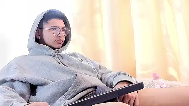 a lejandro 0 8 online show from February 9, 2025, 7:41 pm