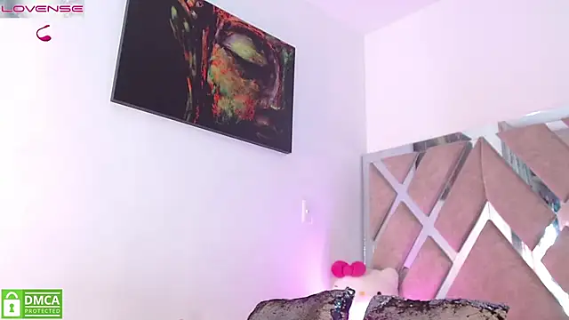 Snapshot of LauryMoons chatting on February 4, 2026, 12:05 am LauryMoons online show from February 4, 2026, 12:05 am