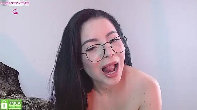 LauryMoons online show from April 6, 2026, 10:33 pm