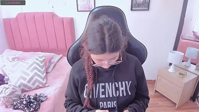 Amy joones online show from December 4, 2025, 12:47 pm