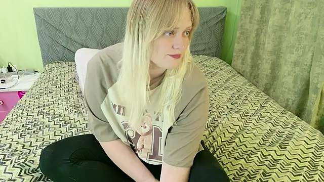 Snapshot of Kira_Miler chatting on June 18, 2026, 7:08 am Kira Miler online show from June 18, 2026, 7:08 am