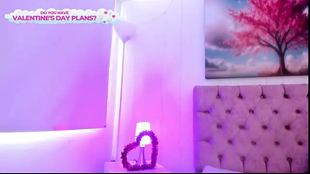 Julianaa Castro  online show from February 10, 2025, 3:10 pm