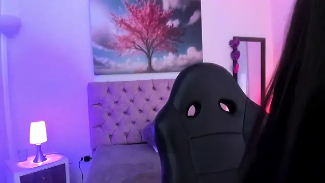 Julianaa Castro  online show from March 7, 2025, 12:01 pm