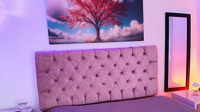 Julianaa Castro  online show from September 9, 2025, 12:59 pm