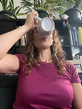 AnnikaRose online show from November 7, 2025, 6:46 am