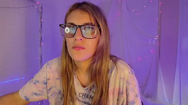 Giia paiige18 online show from December 16, 2025, 6:13 pm