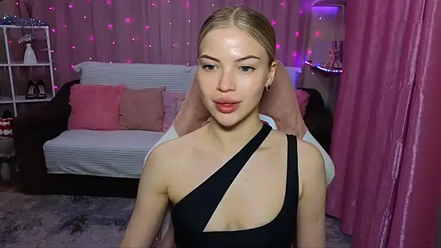 EmmyMills online show from December 1, 2024, 9:04 pm