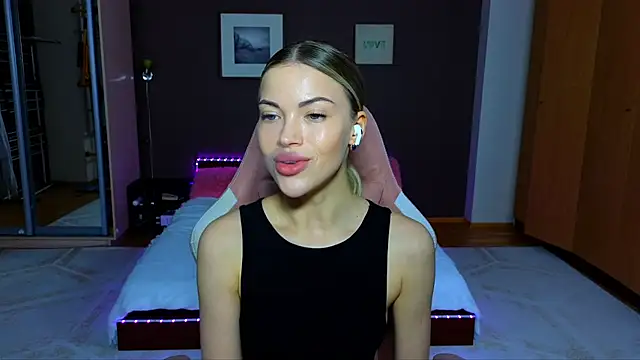 EmmyMills online show from January 28, 2025, 1:39 am