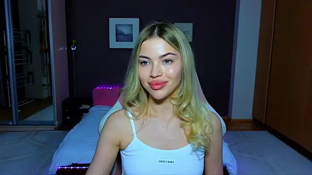 EmmyMills online show from February 19, 2025, 9:14 pm