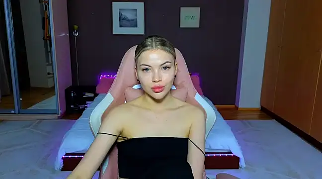 EmmyMills online show from March 4, 2025, 10:05 pm