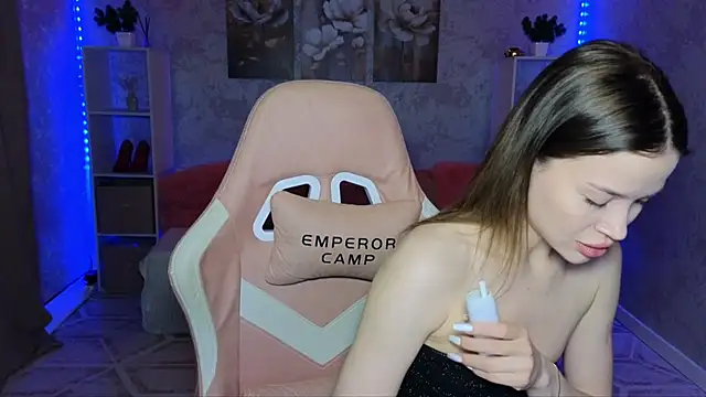 Snapshot of EmmyMills chatting on May 2, 2026, 8:58 pm EmmyMills online show from May 2, 2026, 8:58 pm