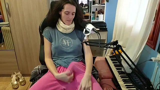 MemiKouki online show from December 21, 2025, 4:03 pm