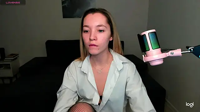 MiaThaine online show from December 14, 2024, 5:03 pm