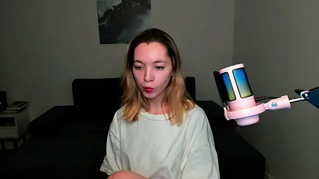 MiaThaine online show from December 16, 2024, 3:11 pm