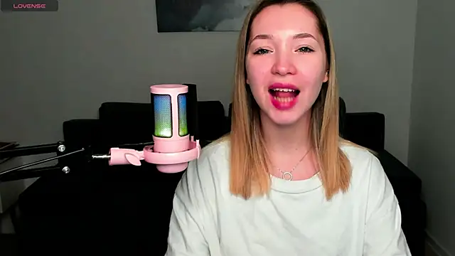 MiaThaine online show from December 28, 2024, 3:26 am