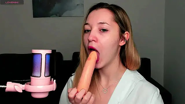 MiaThaine online show from December 30, 2024, 8:04 pm