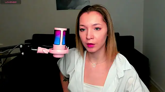 MiaThaine online show from January 3, 2025, 4:00 am