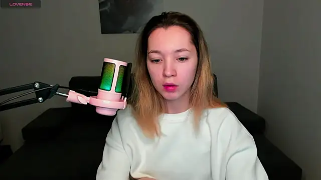 MiaThaine online show from January 17, 2025, 1:03 pm