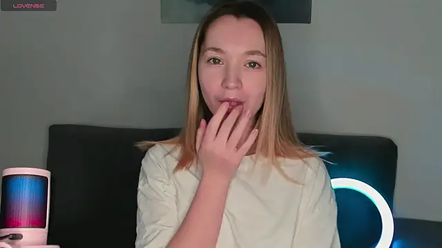 MiaThaine online show from February 6, 2025, 5:09 pm