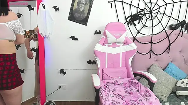 Katalina novoa online show from November 1, 2025, 2:46 am