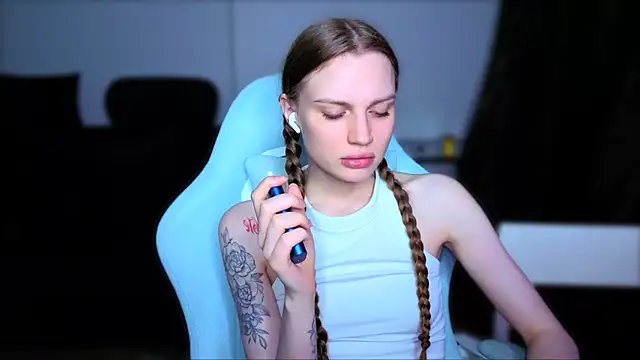 StellaLawless online show from April 21, 2026, 2:51 am