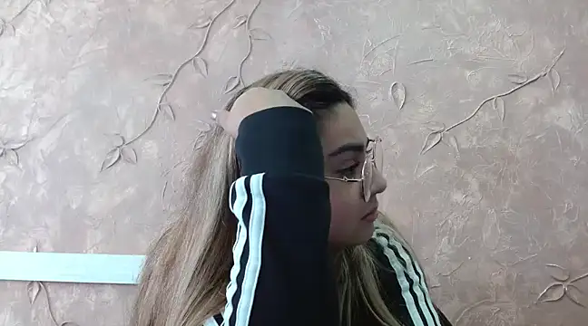 Miabonnett  online show from February 10, 2025, 7:07 pm